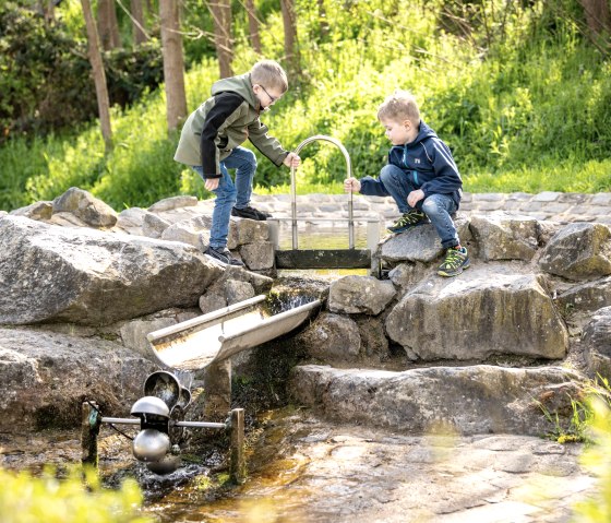 Spaß am Wasserspielplatz Mertloch, © Eifel Tourismus GmbH, Dominik Ketz