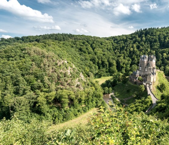 Burg Eltz liegt auf einem Felsen im Grünen, © Rheinland-Pfalz Tourismus GmbH, D. Ketz