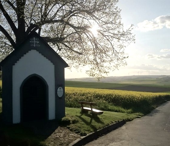Kleine Kapelle in Wierschem im Abendlicht