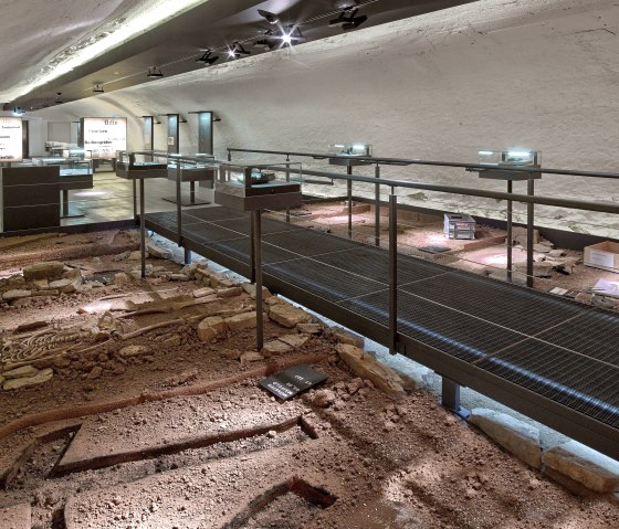 Gräberfeld im Archäologischen Museum, © VG Maifeld