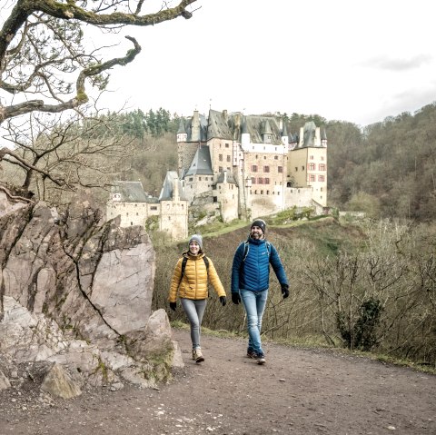 Wanderer an der Burg Eltz, © Eifel Tourismus GmbH, Dominik Ketz