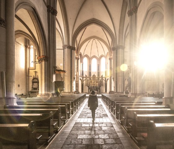 Vue de la collégiale avec l'autel doré, © Eifel Tourismus GmbH, D. Ketz